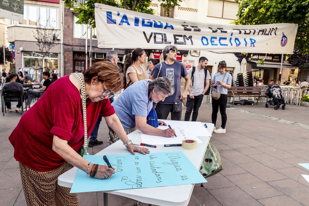 Un taller de pancartes dimecres passat a la plaça de l’Església
