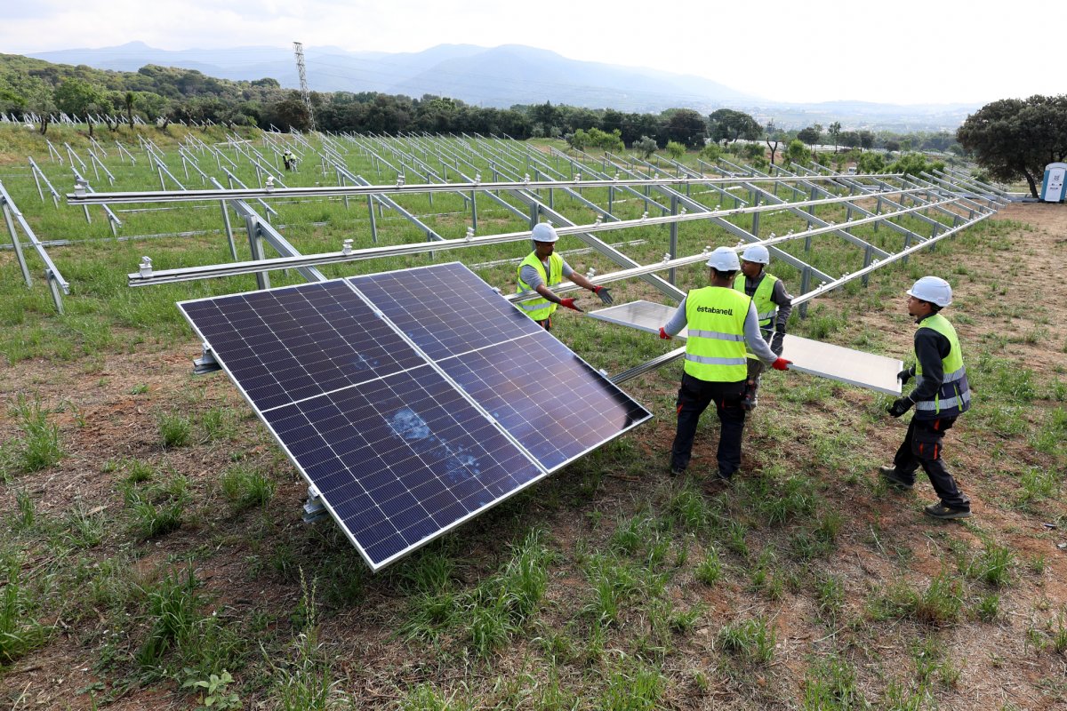 Operaris posant panells fotovoltaics a Can Busquets