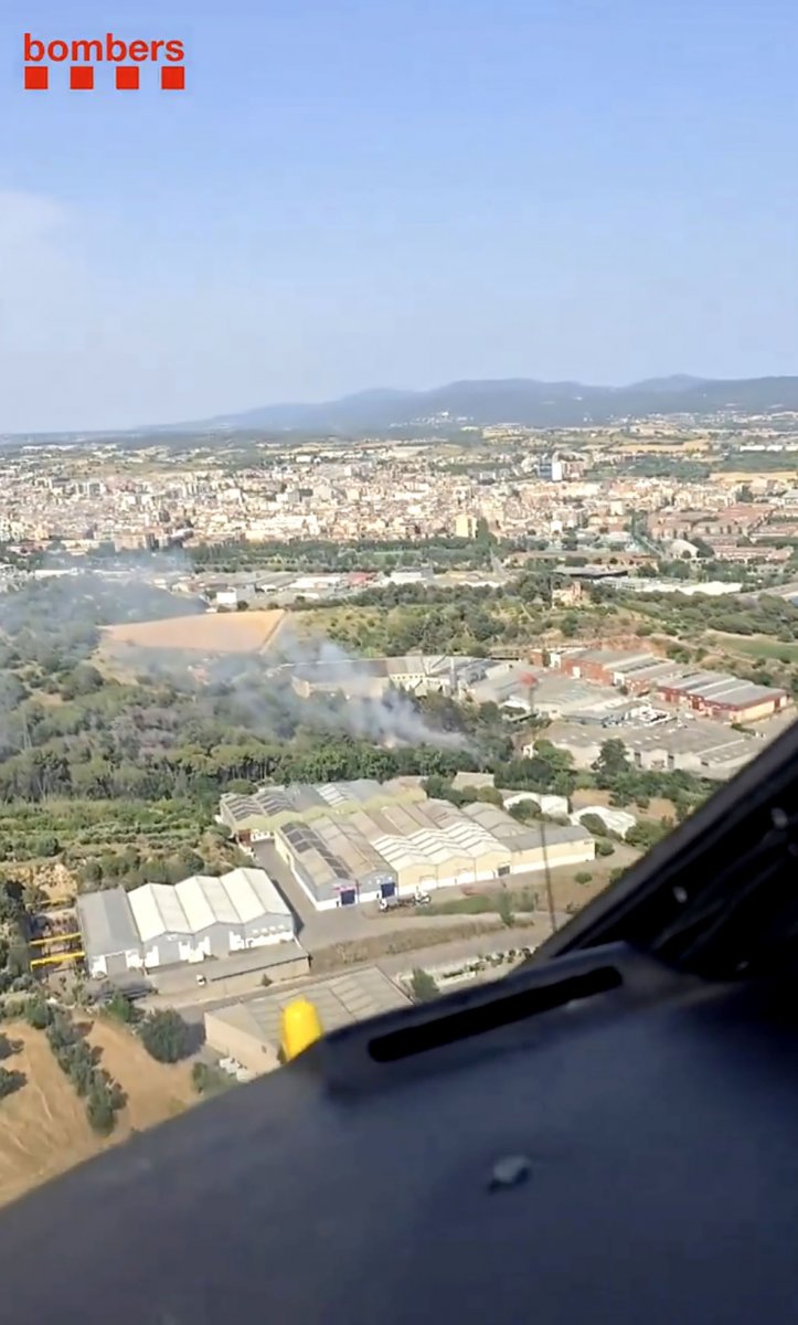 Fins al lloc dels fets s'hi van desplaçar 10 dotacions dels Bombers i un helicòpter