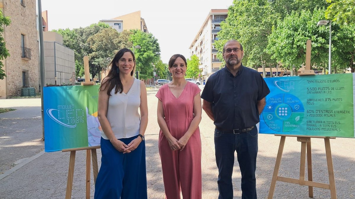 La regidora de Transició Ecològica Marina Escribano, l'alcaldessa Mireia Dionisio, i el regidor d'Enllumenat Públic Juanjo Baños a la presentació