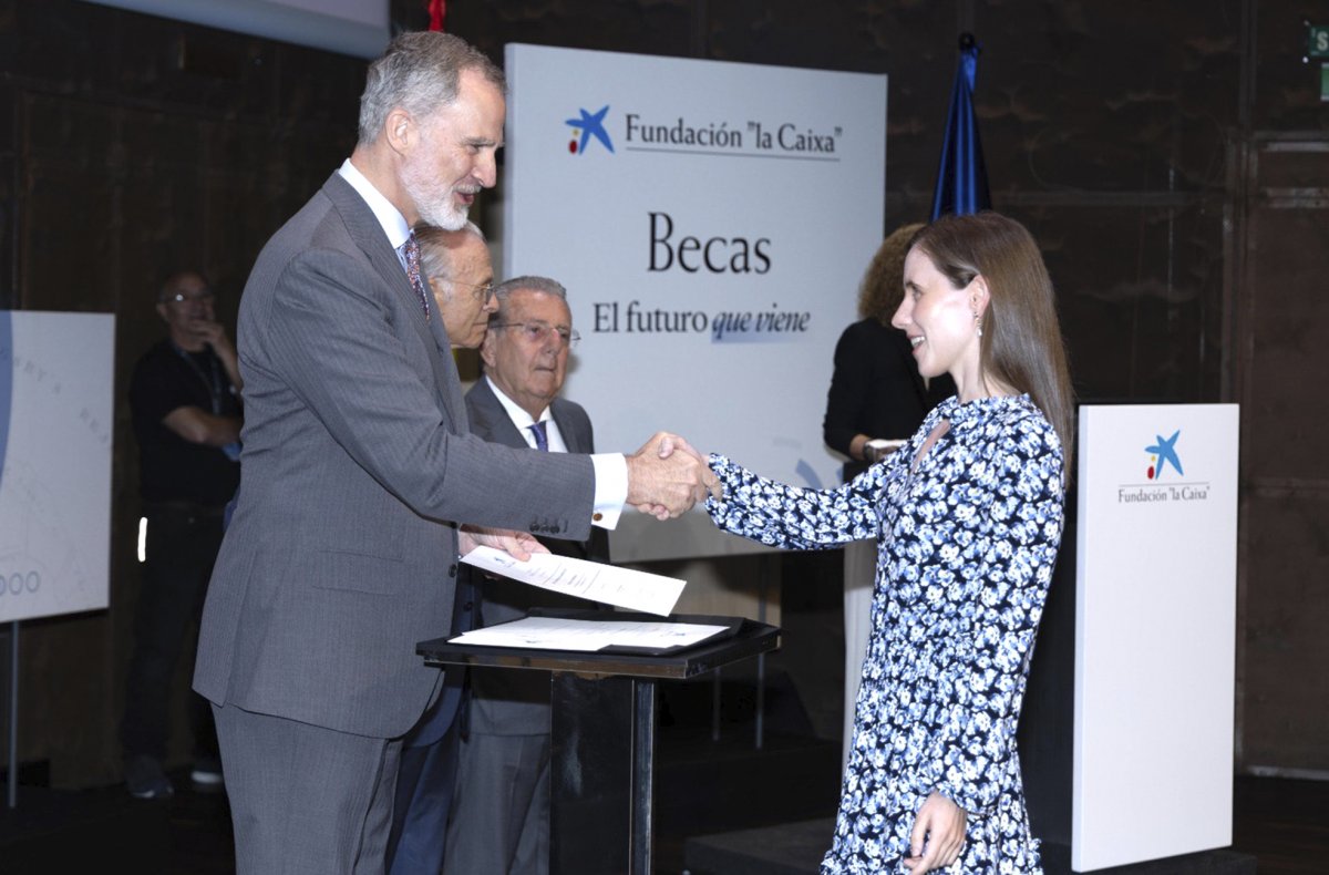 El Rei Felip VI va entregar la beca a Paula Vila a la cerimònia que es va fer al Caixa Fòrum de Madrid a principis de juny