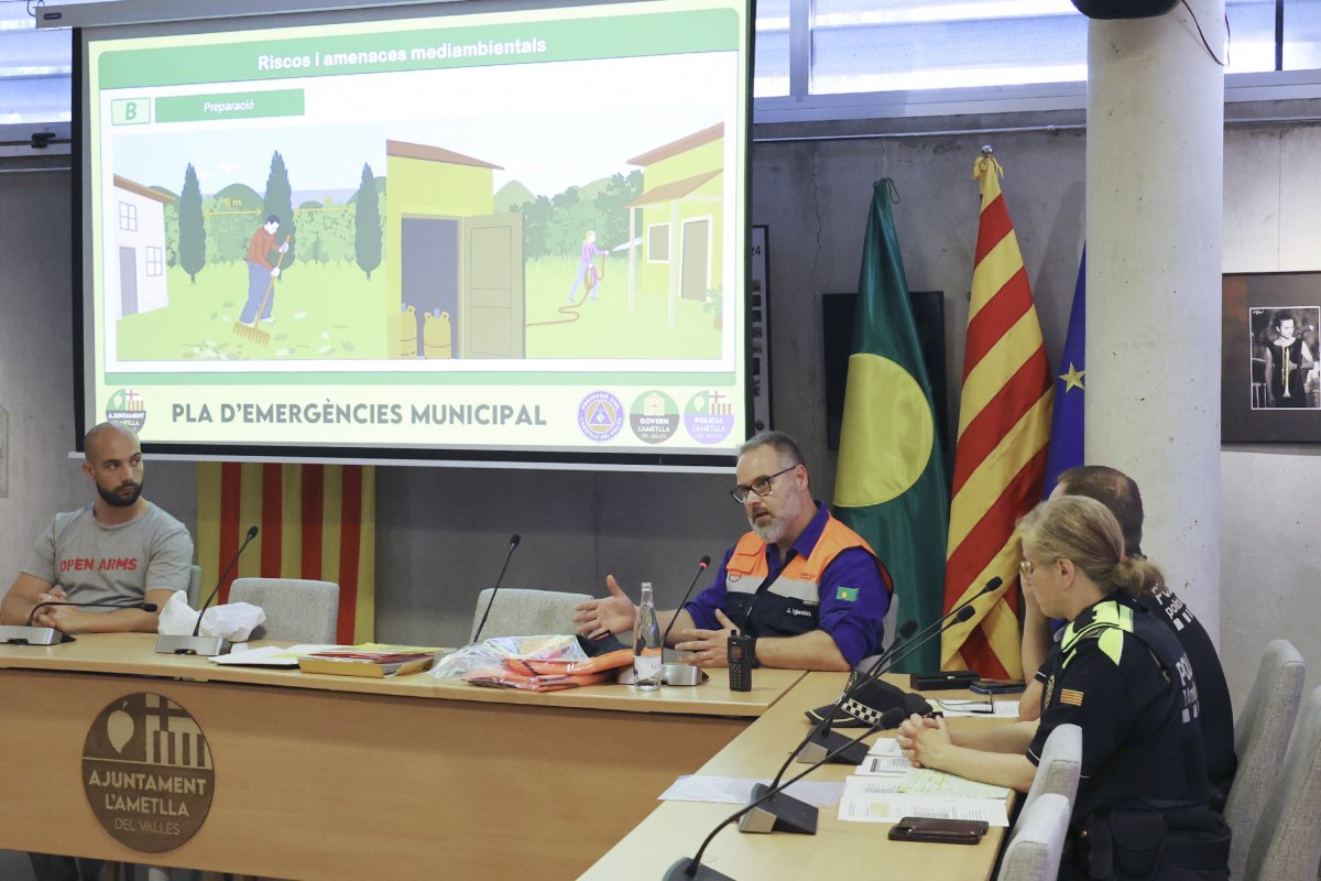 El regidor de Medi Ambient, Pol Oliveras, i els responsables de Protecció Civil i Policia Local van presentar el pla