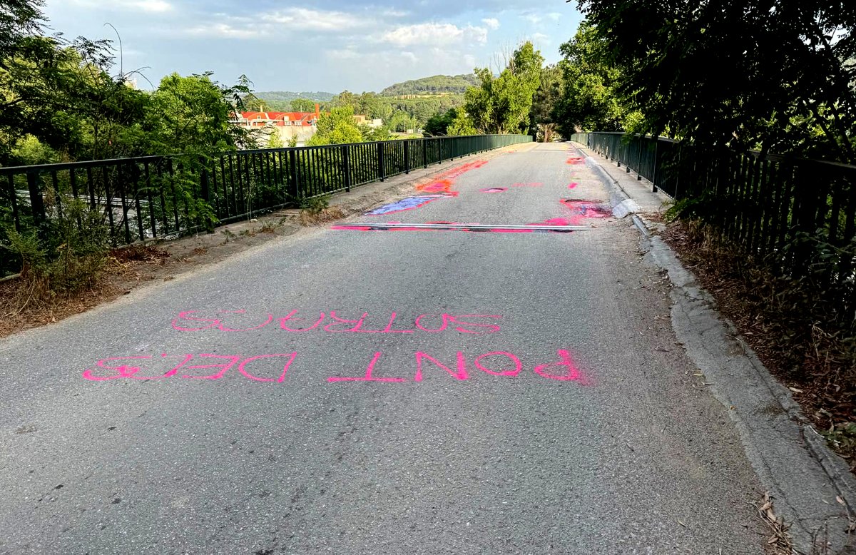 Un acció sobre el pont de l'AP-7 que connecta les tres urbanitzacions