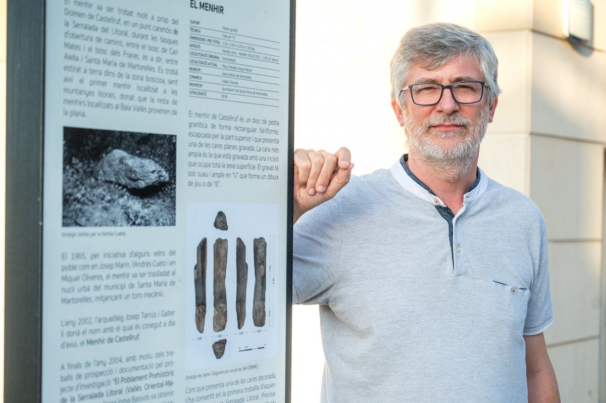 Rodolf Casas, alcalde de Santa Maria de Martorelles fins dilluns de la setmana passada, al costat del plafó amb informació sobre el menhir