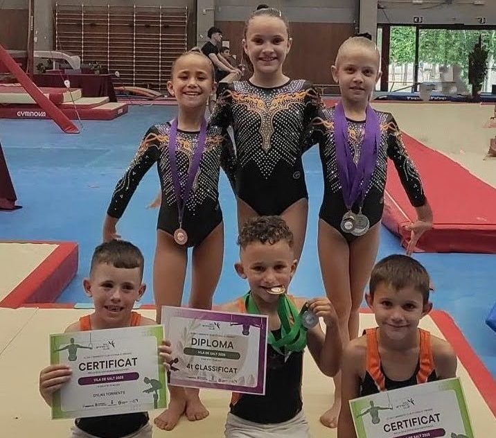 Sis dels gimnastes del Gimnàstic Osona que han obtingut medalla a Salt
