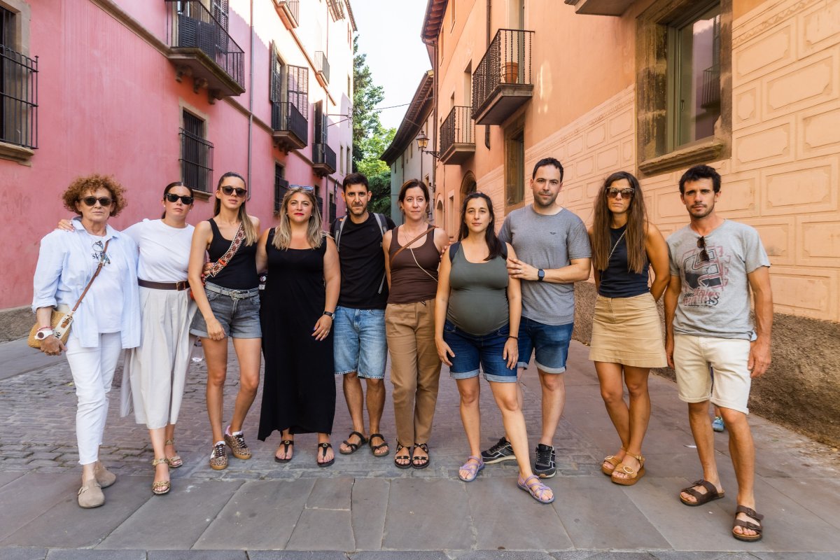 Membres d’algunes famílies descontentes amb l’assignació de places, reunides aquest dijous
