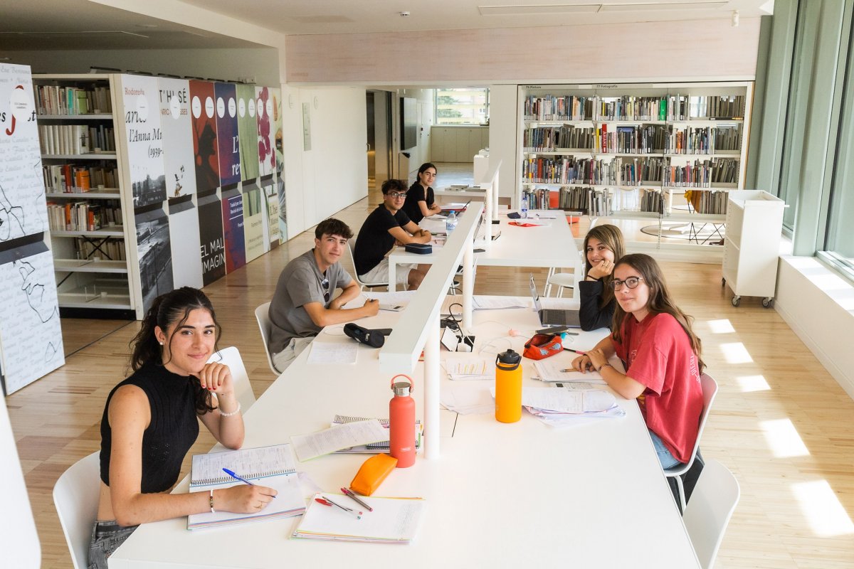 El grup de joves que divendres a la tarda preparava les proves a la Biblioteca Pilarin Bayés de Vic