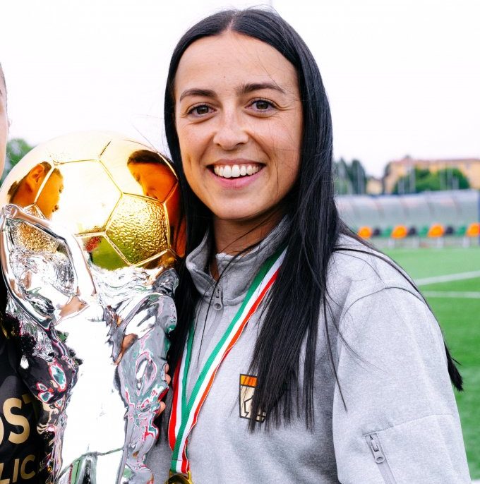 Berta Prat, amb la Copa de campiones de la Serie C italiana
