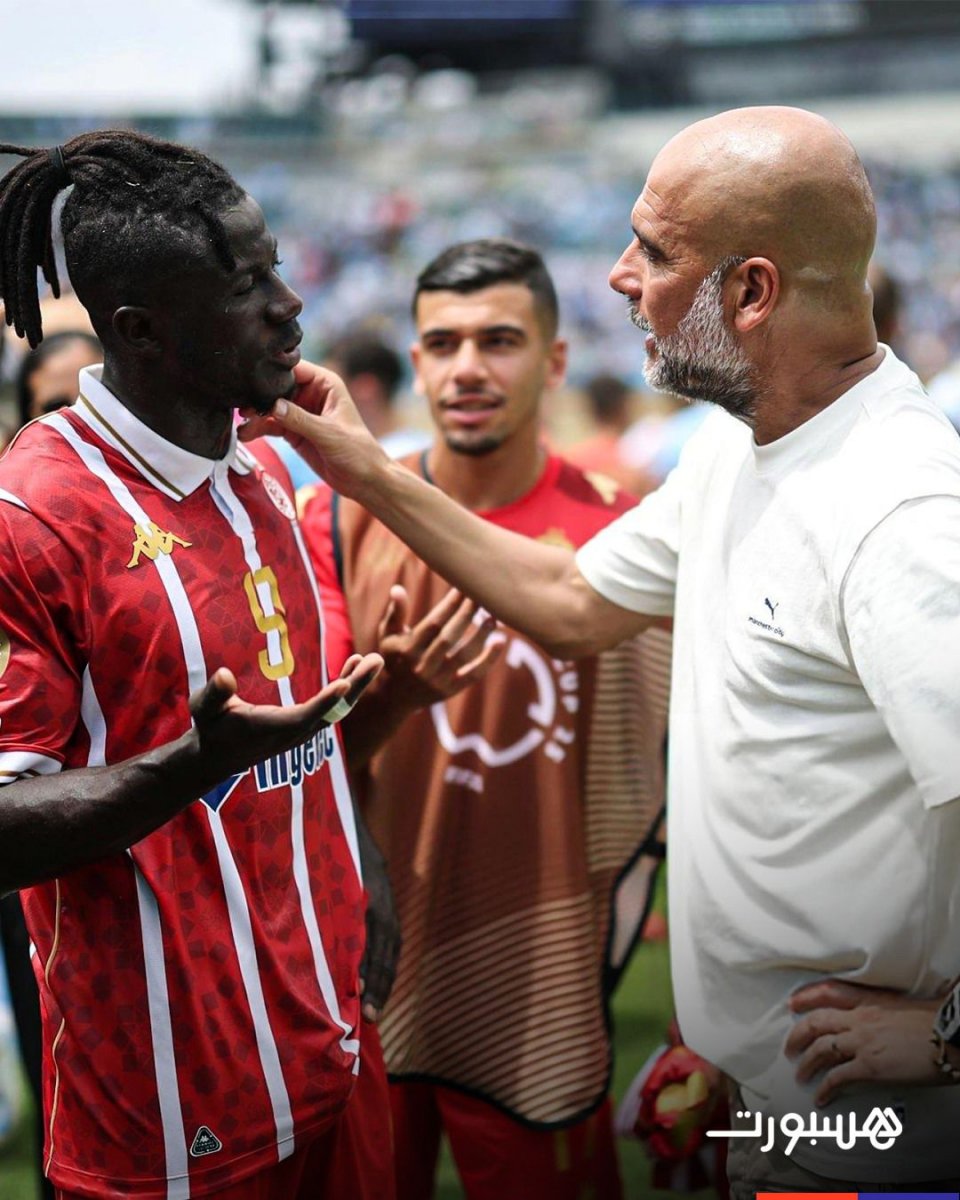 Samuel Obeng parlant amb Pep Guardiola després del partit