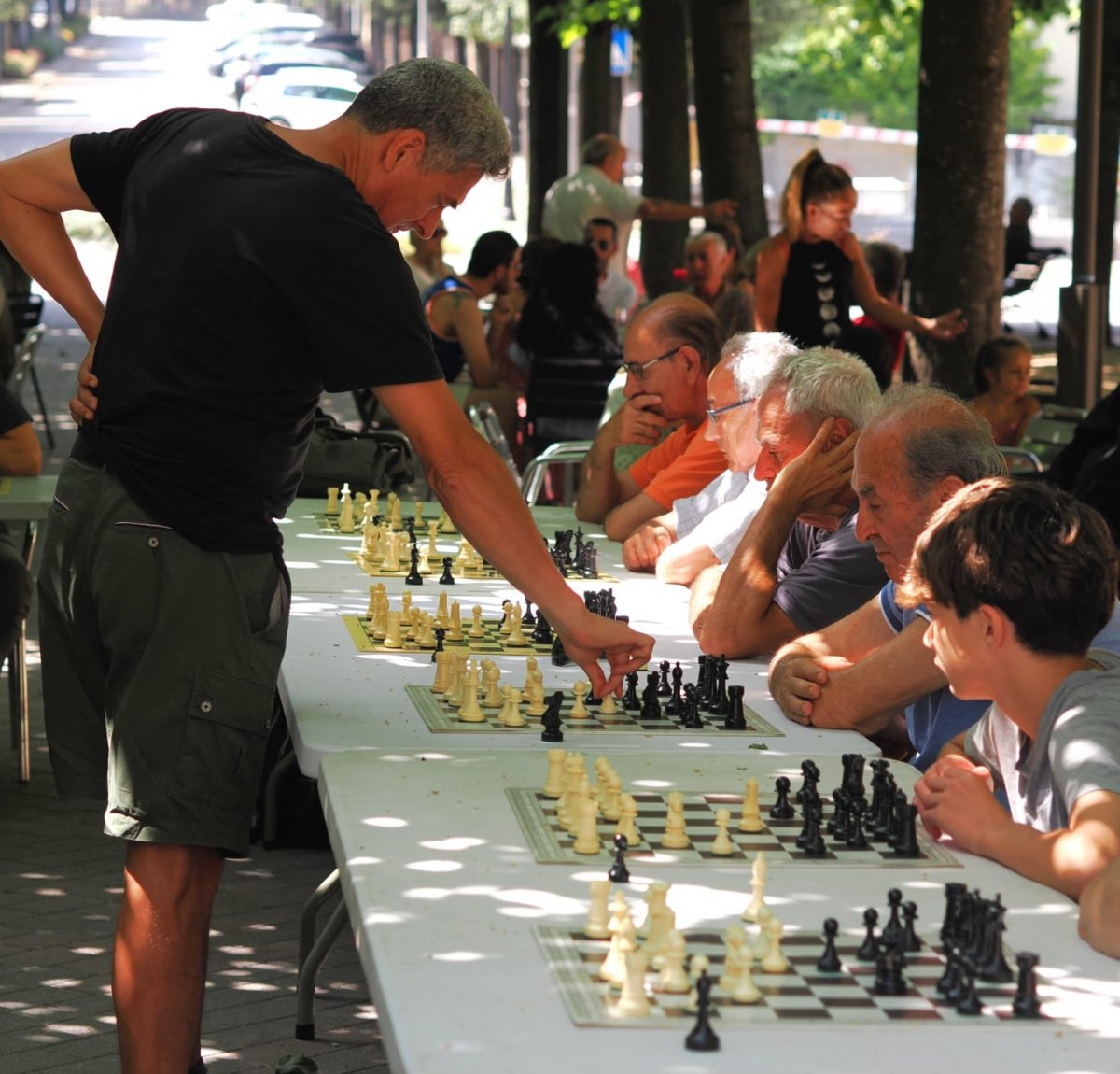 Un moment de les partides d'adults amb el mestre internacional Marcelo Panelo
