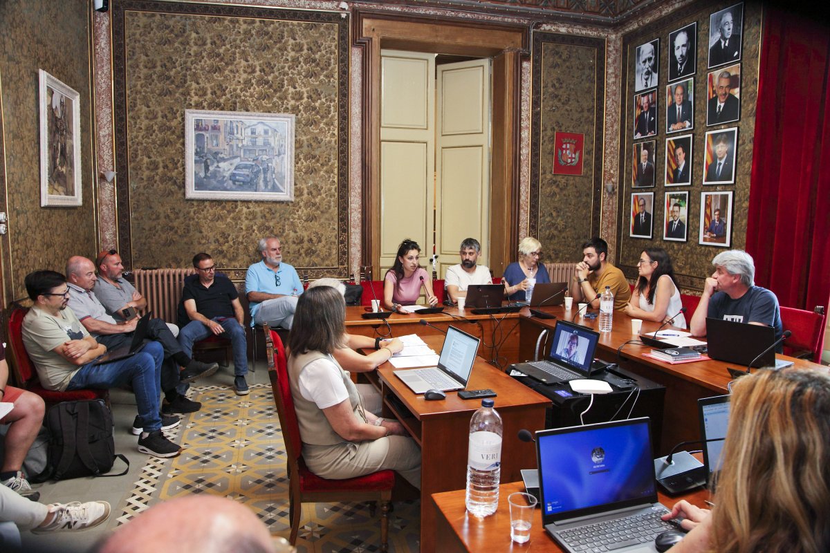 El ple extraordinari es va celebrar dimecres. Entre el públic, amb polo blau, Filo Camí, administrador de Masia Tero