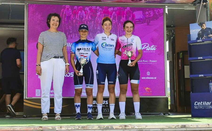 Lluna Jiménez, segona per la dreta, amb el mallot de líder