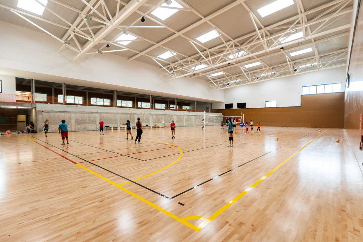 Activitat esportiva aquesta setmana a la pista del segon pavelló de Taradell, que acaba d’obrir portes