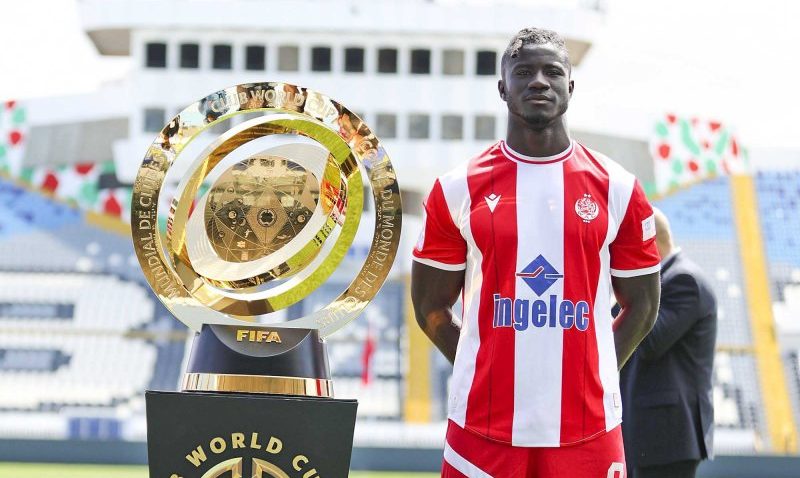 Samu Obeng, amb el trofeu pel que han començat a lluitar 32 equips. al mundial dels Estats Units