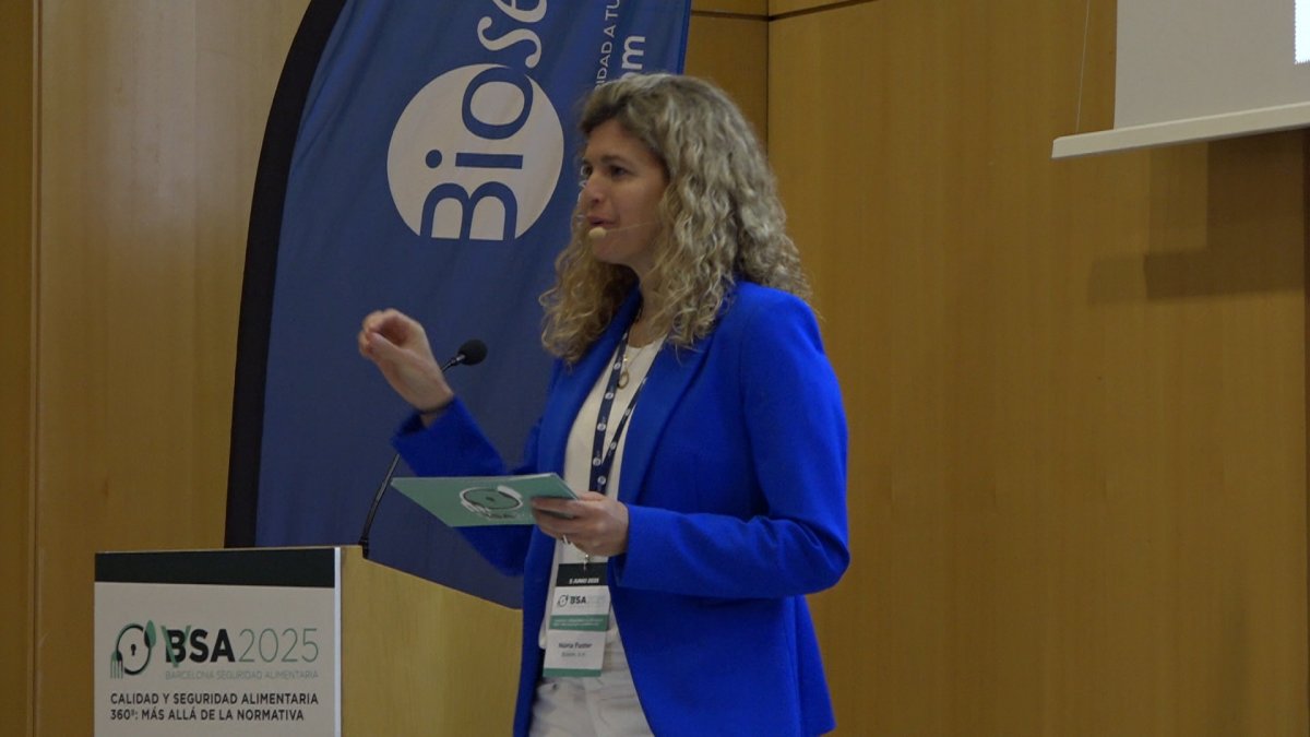 La presentadora Núria Fuster a l'inci de la jornada