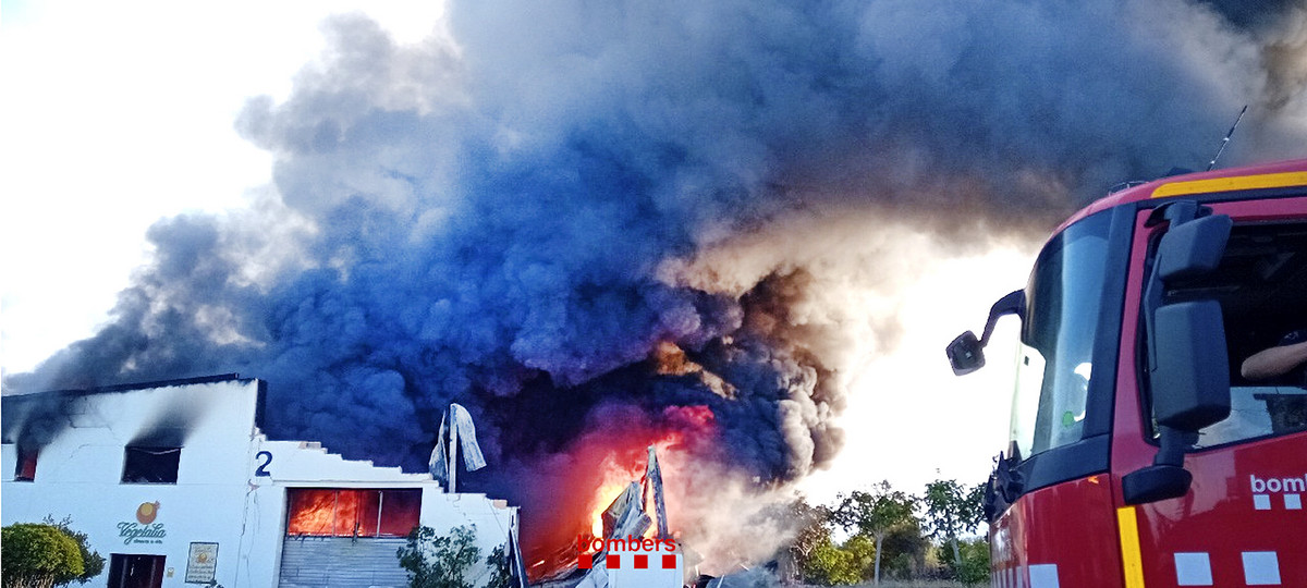 Quan els Bombers van arribar a l’empresa el foc estava totalment desenvolupat i amb flames de gran intensitat