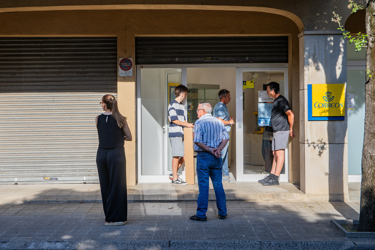 Veïns de Sant Julià fent cua a l’oficina de Correus, dimarts al matí, per recollir cartes o paquetsEl semàfor que controla la velocitat al carrer Sant Bartomeu de Torelló
