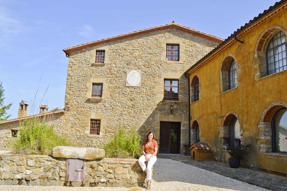Anna Niubò davant la casa d'El Munt
