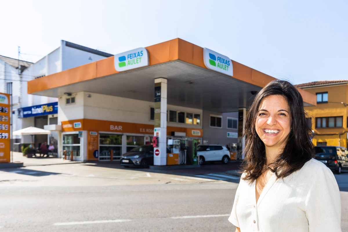 Laia Feixas, davant la gasolinera de Roda: “De ben petita ja m’encantava venir a posar xiclets, endreçar i netejar la botiga. L’esperit de servei el porto a l’ADN”