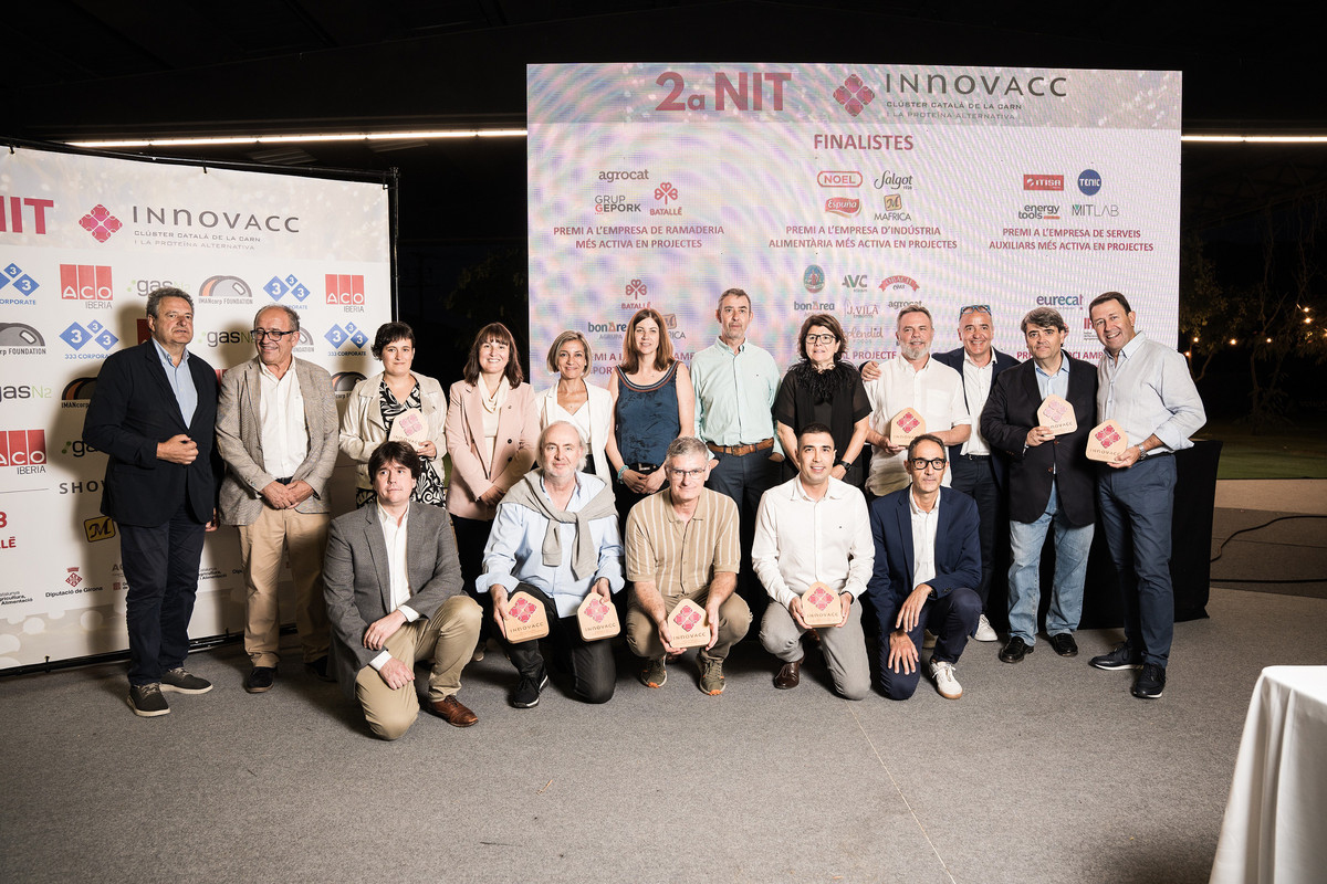 Finalistes dels premis i autoritats en la foto de família de la segona Nit Innovac, celebrada dijous a la Garrotxa