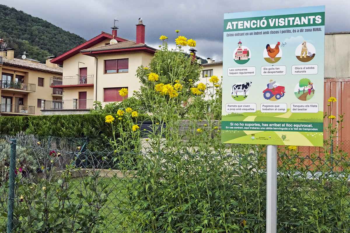 Un dels cartells que s’han instal·lat a Sant Pau de Segúries