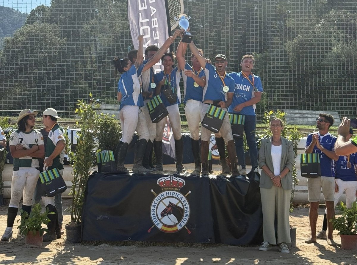 L'equip Pro Elit, aixecant el trofeu de campions d'Espanya