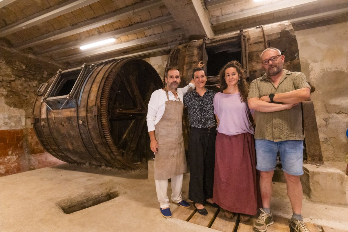 Tres dels quatre protagonistes del muntatge amb el director de CorCia, Joan Roura