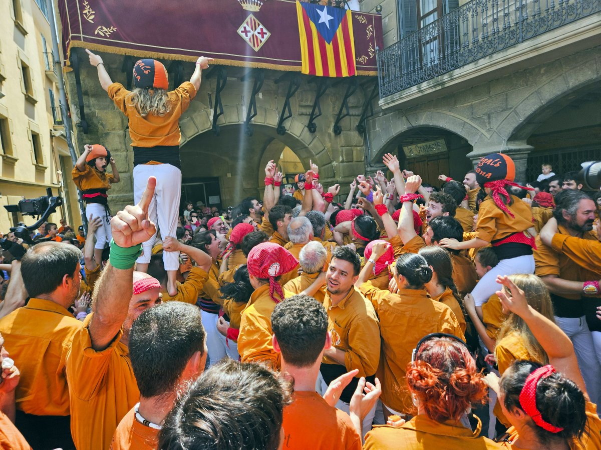 Moments d'eurfòria de la colla després d'assolir el segon castell de 8 de la jornada
