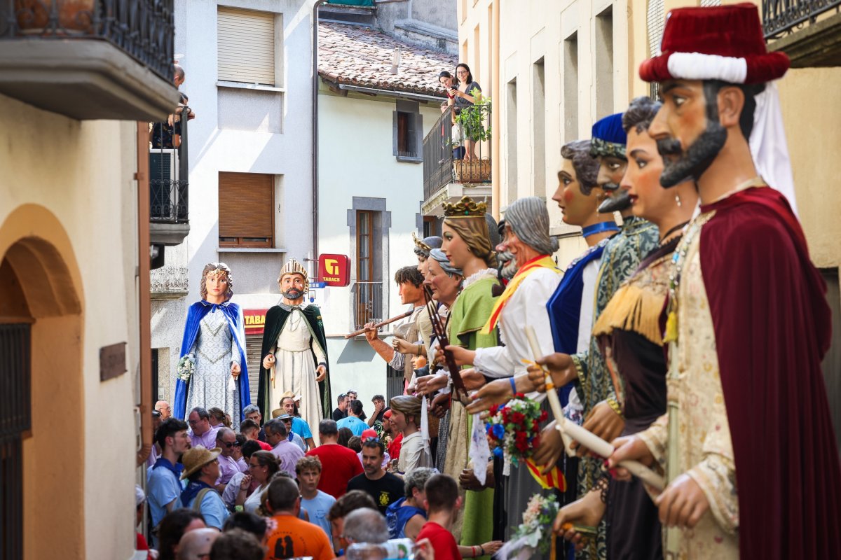 Plantada de gegans al carrer Major de Sant Pere, dissabte a la tarda