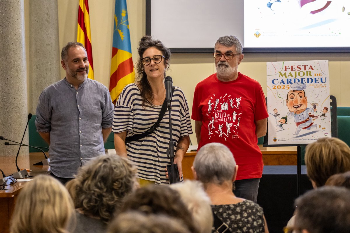Víctor Serrano, regidor de festes, i membres de la Colla Gegantera al costat del cartell