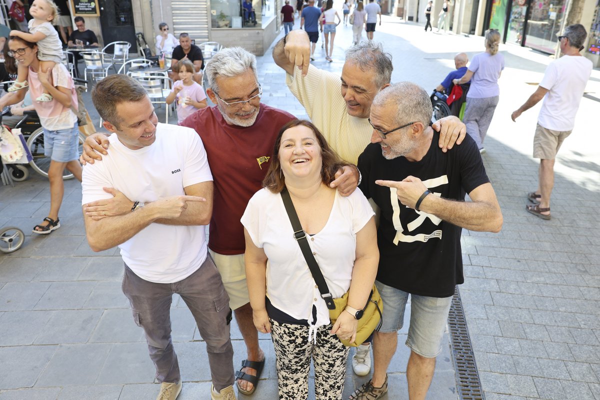A la foto, Rosa Llobet al centre, amb botiguers de la Farmàcia Parera, Foot on Mars, La Gralla i Africa.