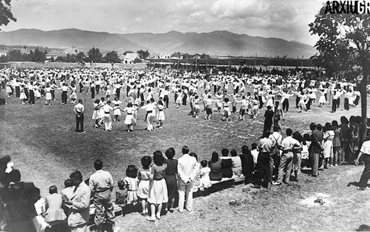 El primer Gran Concurs-Aplec Sardanista, l'any 1949, a camp obert