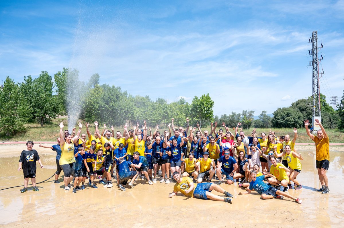 Els dos equips del partit de futbol disputat entre Cans i Ovelles