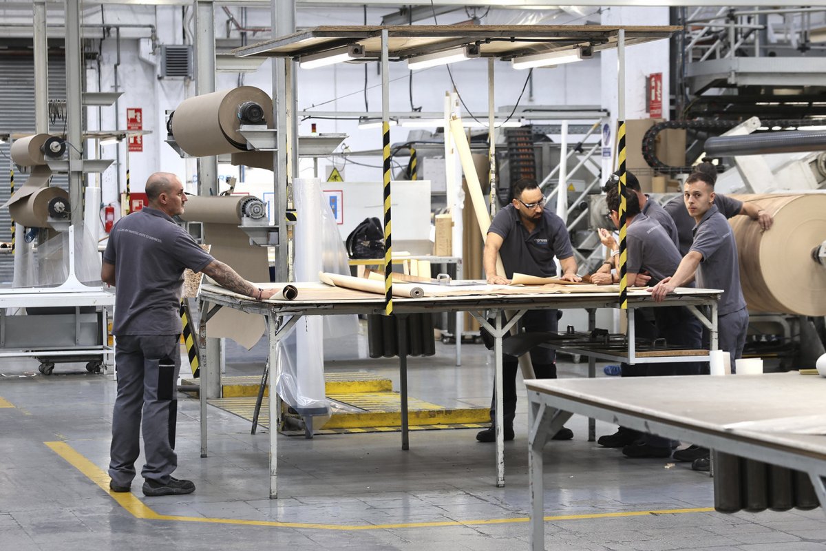 El sector industrial ha estat un dels que ha frenat més la contractació els primers sis mesos de l’any