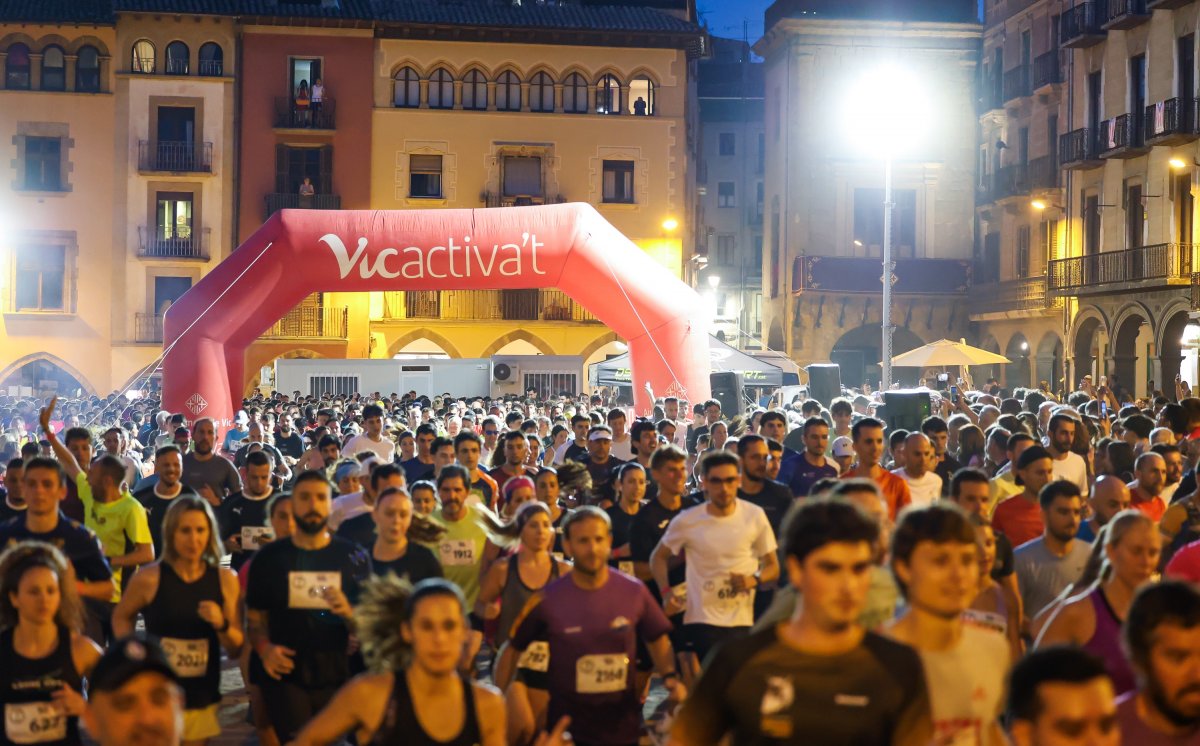 La sortida conjunta de la cursa júnior i l'absoluta, que es va donar a leas 10 del vespre