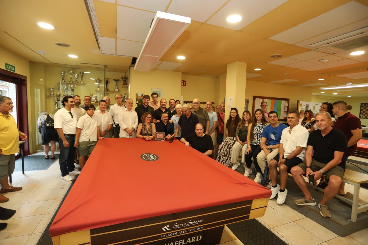 Esteve Mata, al centre, amb totes les persones que van assistir a l'homenatge
