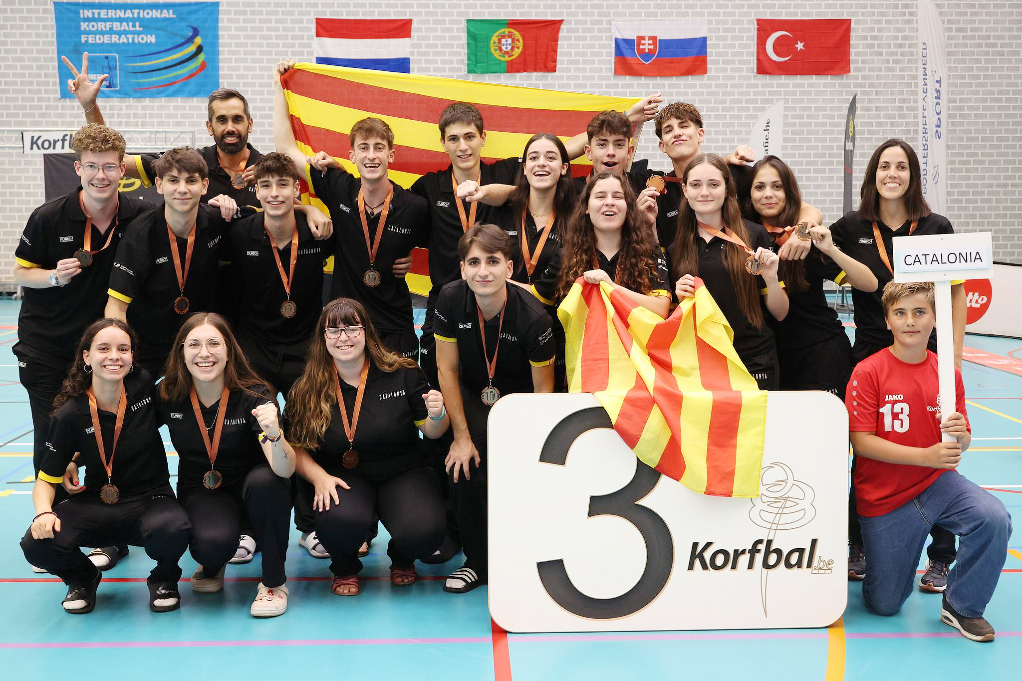 La selecció catalana, amb la vigatana Júlia Roura –primera a baix a l’esquerra–, celebrant el tercer lloc al Mundial