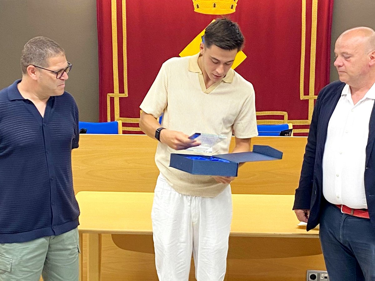 Marc Monedero rep la placa en reconeixement pels èxits obtinguts