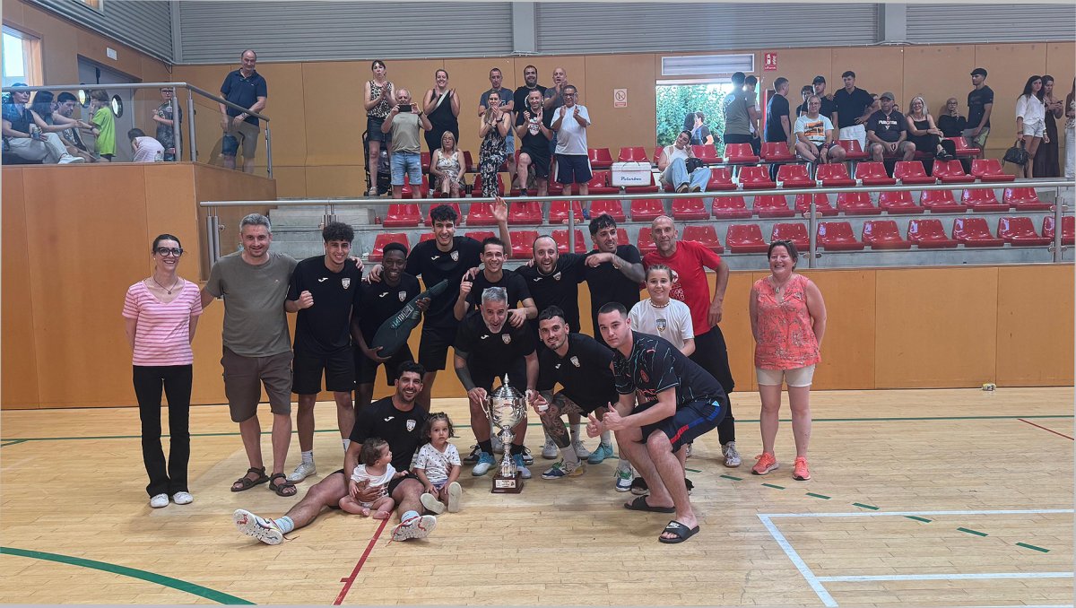 L'equip campió del torneig, amb la copa