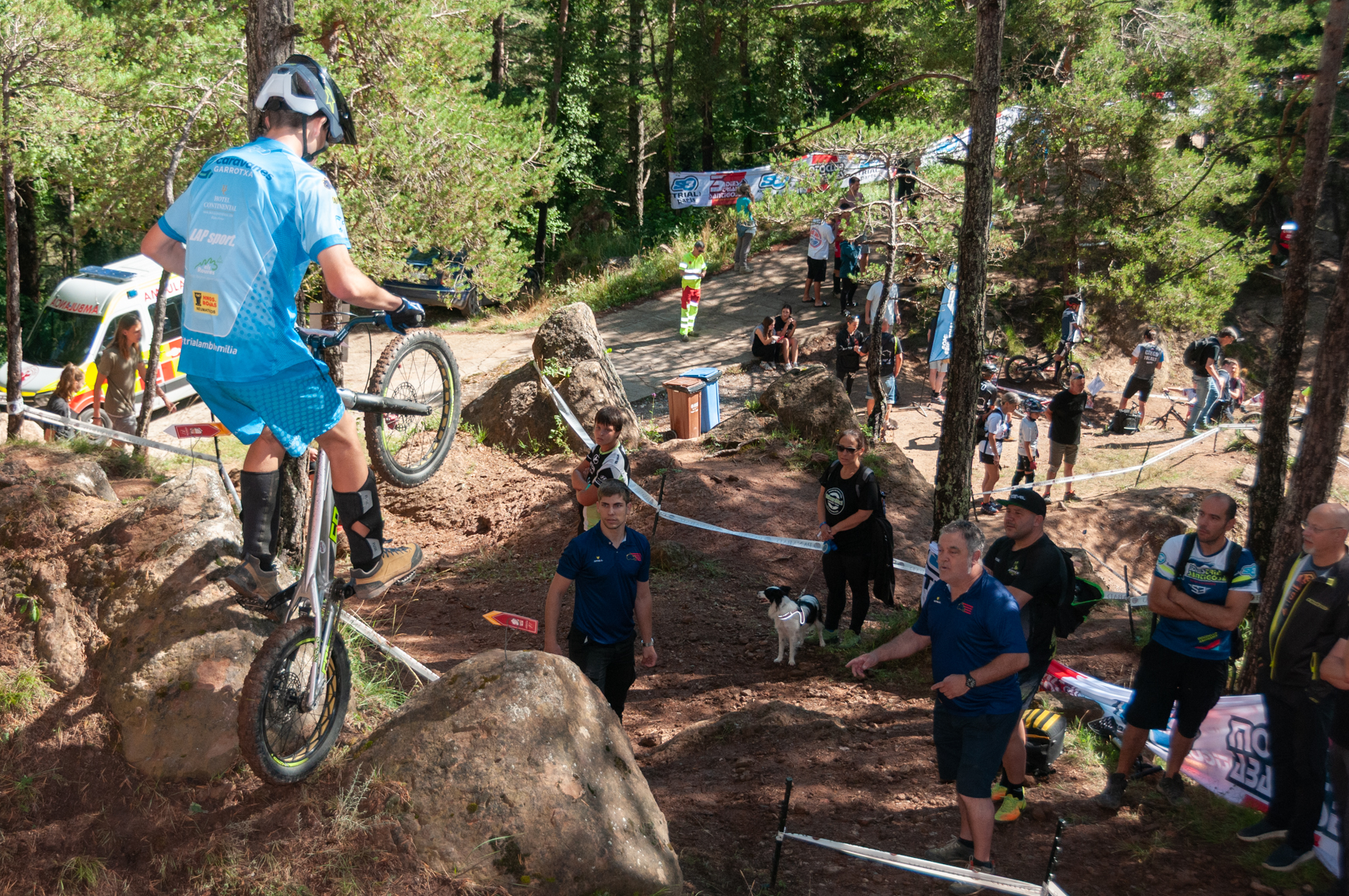 Un dels participants realitzant una de les zones