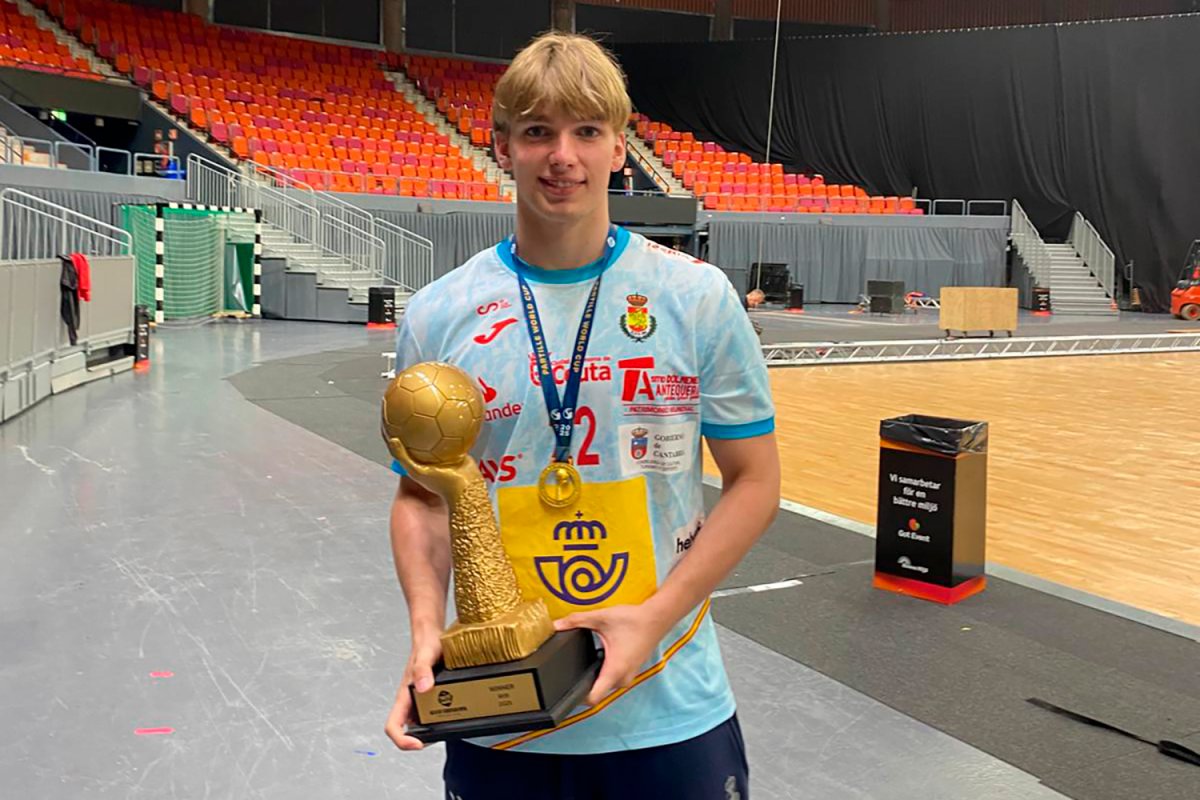 Roger Ferrer amb el trofeu de campió