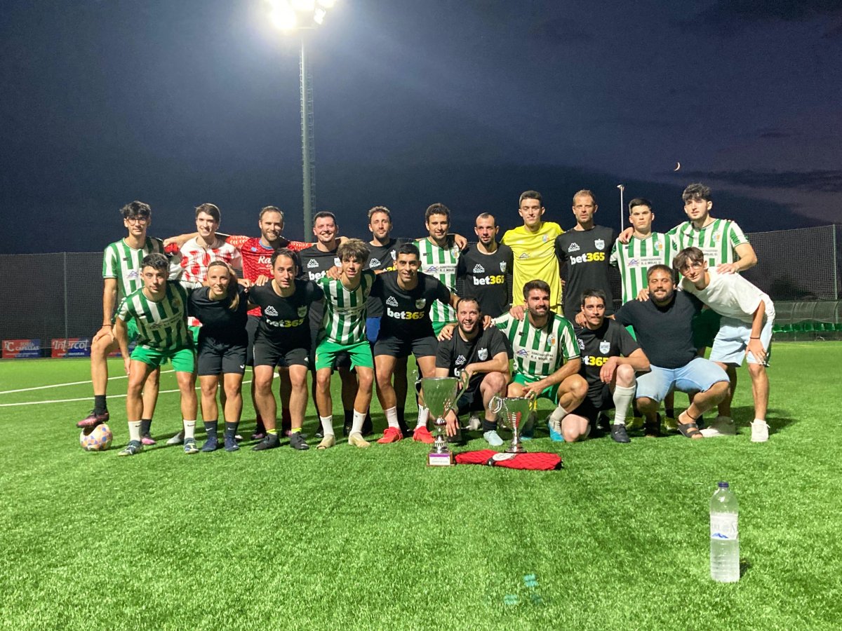 Els jugadors de Bet 365 (de verd) amb els de la Banda