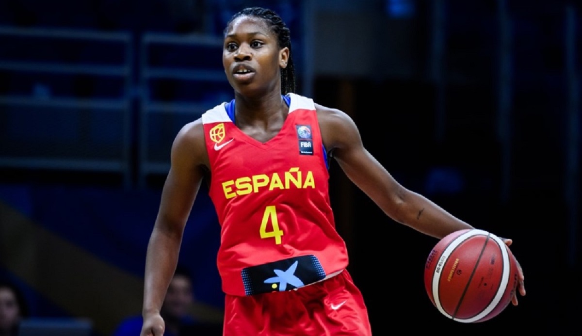Mama Dembele, en una imatge d'arxiu amb la selecció estatal