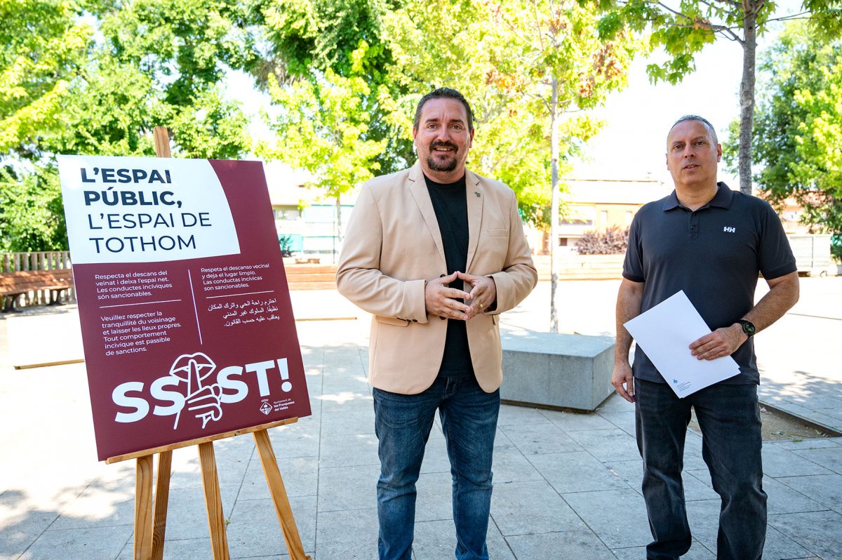 L'alcalde de Les Franqueses, Juan Antonio Corchado, i el regidor de Civisme i Convivència, Antonio Jiménez, al costat del cartell informatiu de la campanya