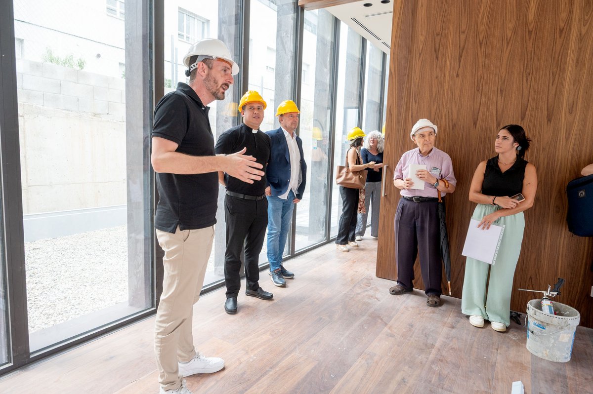 Una visita d'obres al nou tanatori, que ha posposat la seva obertura per problemes amb la instal·lació dels ascensors
