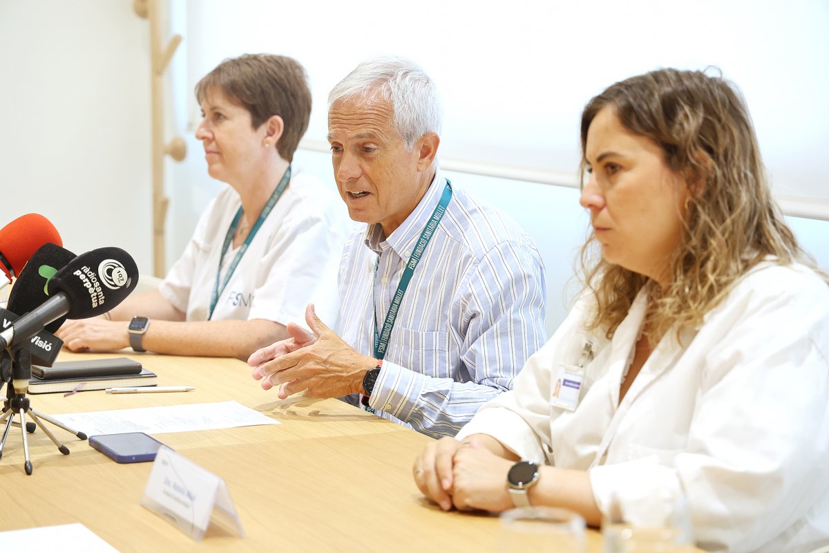 Mireia Vicente, Jaume Duran i la directora assistencial mèdica, Marta Allué, dimecres durant una roda de premsa
