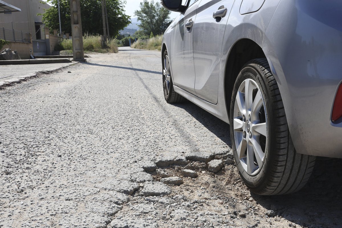 Alguns treballadors es queixen de l’estat de l’asfalt del polígon