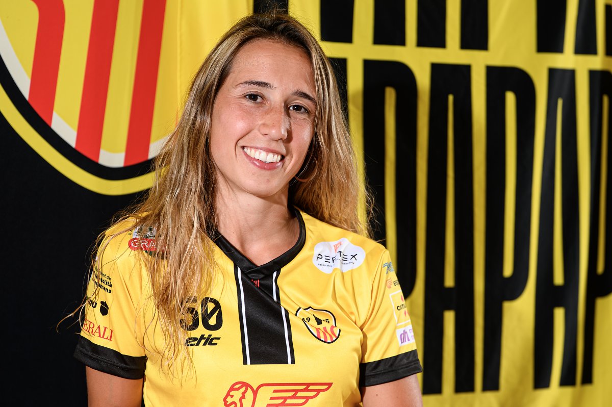 Nara López, vestint ja la samarreta del seu nou equip