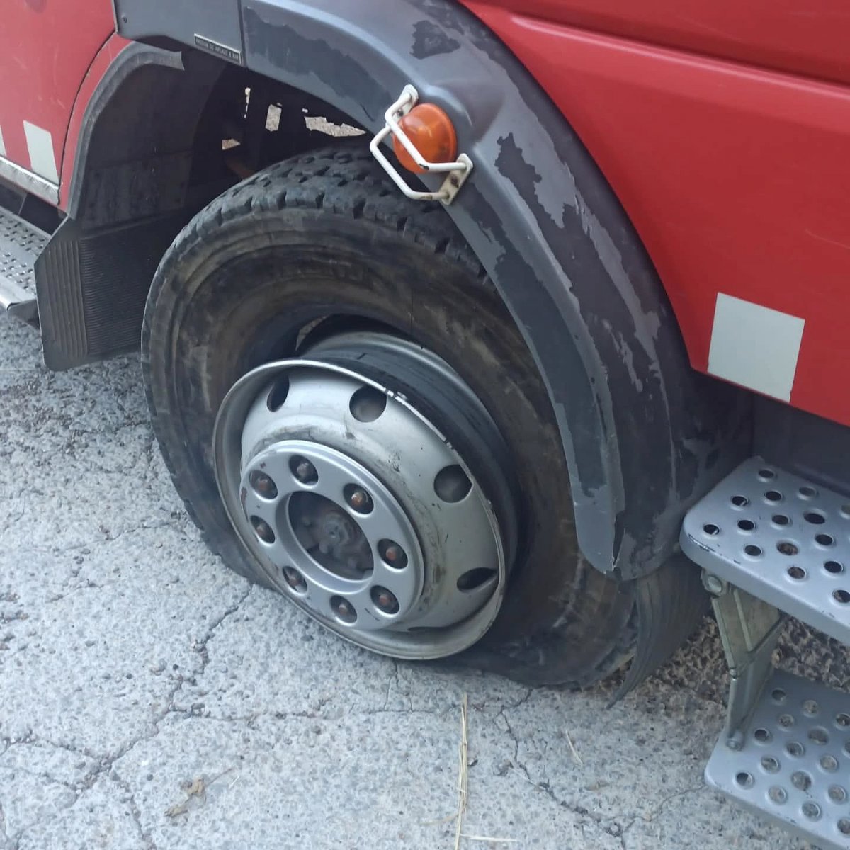 Una de les rodes punxades