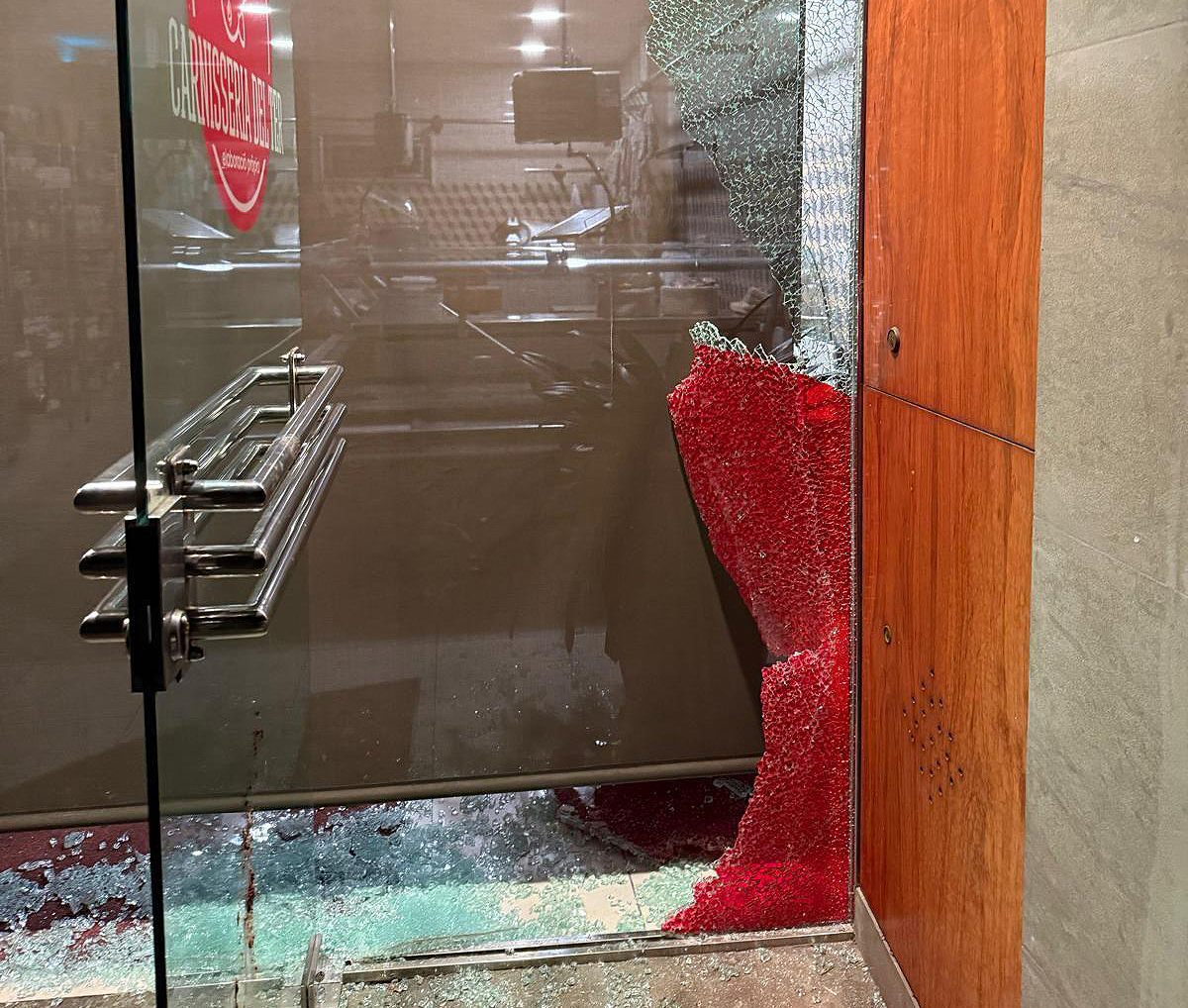 El vidre rebentat de la carnisseria del carrer Bac